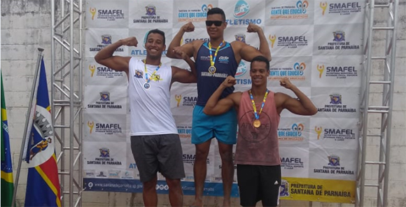 Os vencedores da categoria adulto comemoram no pódio a conquista das medalhas em suas respectivas colocações