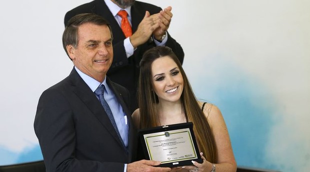 O presidente Jair Bolsonaro e a Secretária Nacional da Juventude, Jayana Nicaretta, durante solenidade de Celebração do Dia Internacional da Juventude, no Palácio do Planalto (Foto: Marcelo Camargo/Agência Brasil)