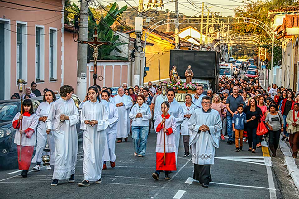 Centenas de fiéis participaram da procissão para comemorar o dia da Padroeira da cidade Santa Ana