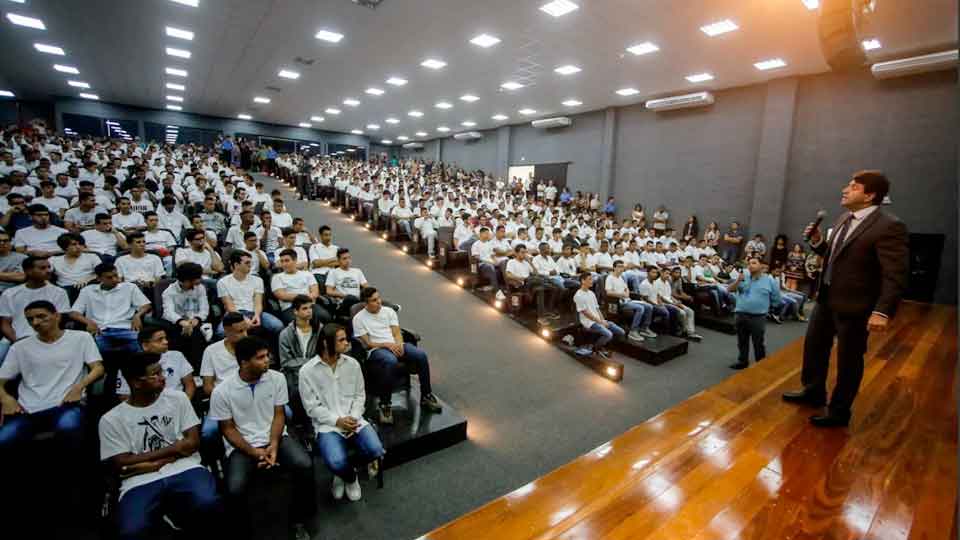 Jovens jurando a bandeira Santana de Parnaíba