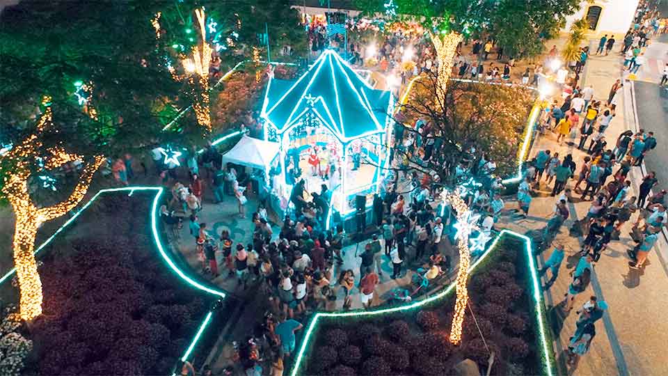 A Praça 14 de Novembro estará toda iluminada a partir do dia 10 na programação do Natal de Luz 2019