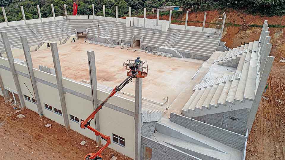 Imagens do andamento das obras da Arena de Esportes que receberá as principais competições indoor do país