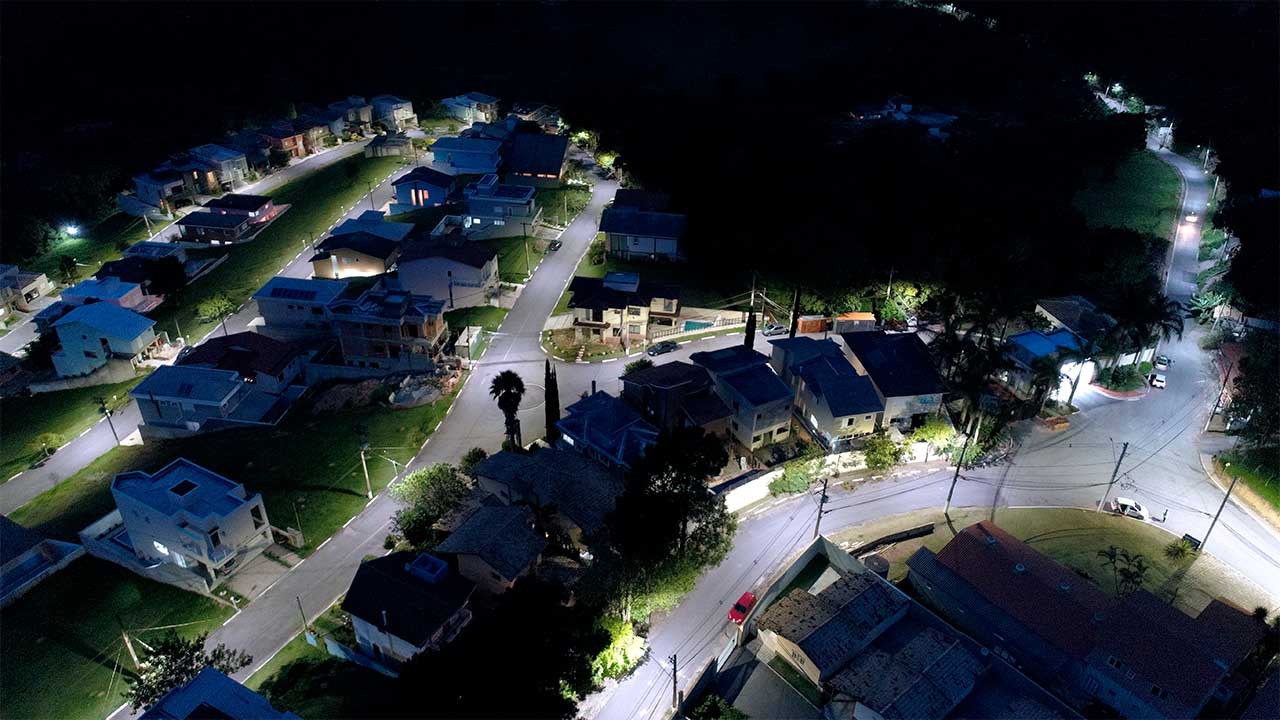 Imagens das ruas do bairro Ingaí, que agora estão 100% iluminadas