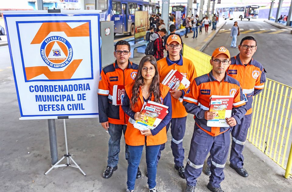 Equipe da Defesa Civil fazendo ações de conscientização no Terminal Rodoviário Central