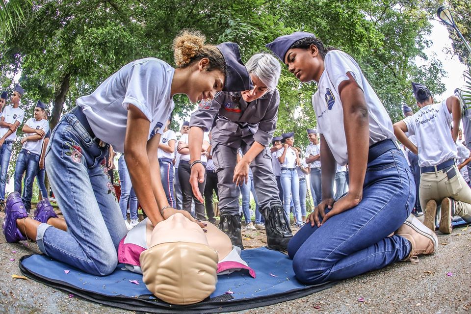 Recrutas da Guarda Mirim e membros do Corpo de Bombeiros posam para foto durante o treinamento